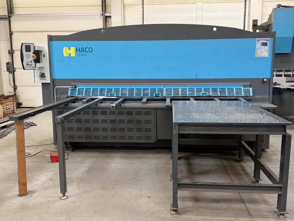CNC tabulové nůžky HACO TSX 3012 ve výrobním areálu ŠMAHEL